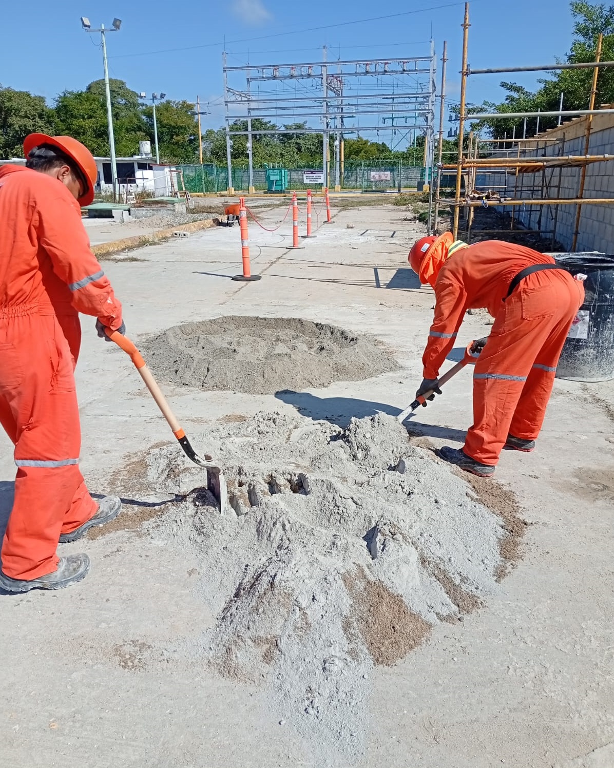 Colado de concreto en área industrial